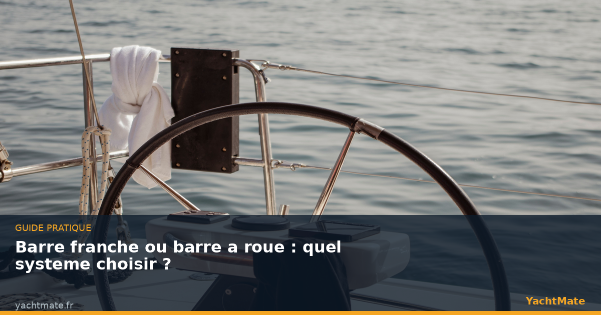 Barre à roue en cuir d'un voilier dans le cockpit, face à une mer calme