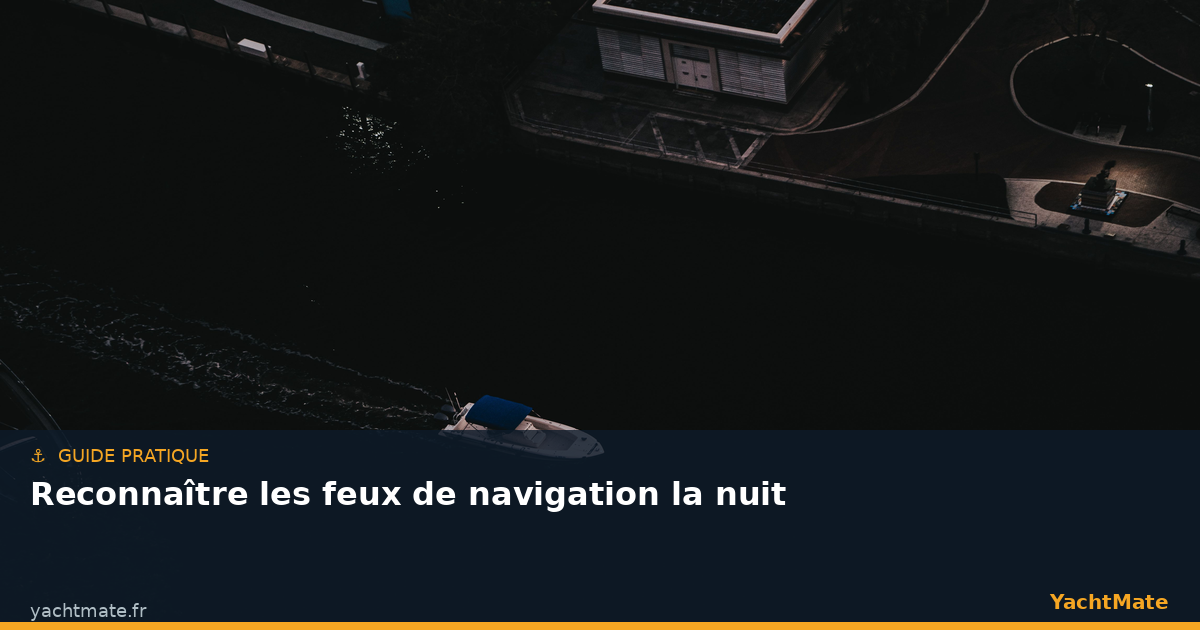 Navire éclairé par ses feux de navigation la nuit en mer