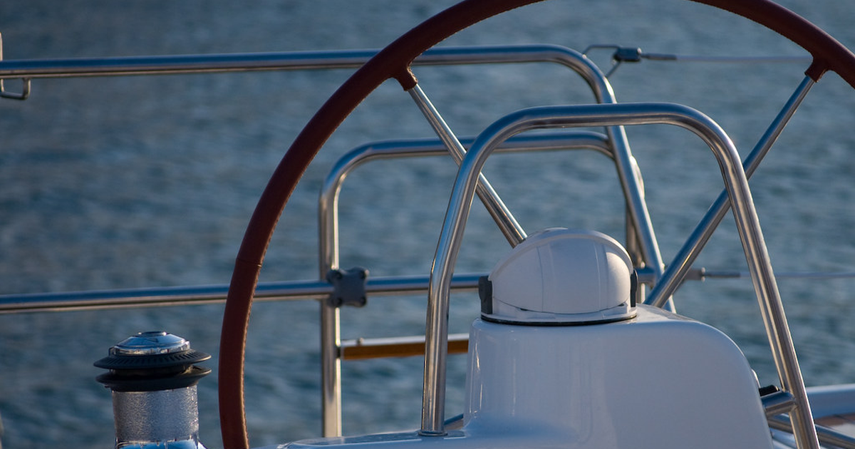 GPS, AIS et VHF : Les instruments de navigation essentiels pour naviguer en sécurité